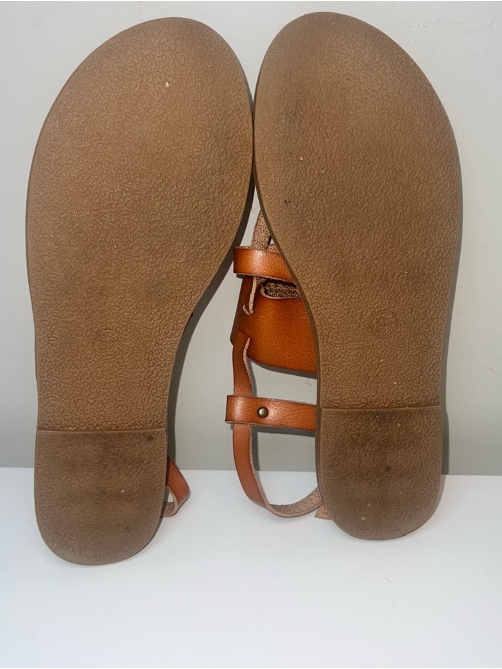 Universal Thread Women's Brown Leather Flat Thong Sandals - Picture 10 of 13
